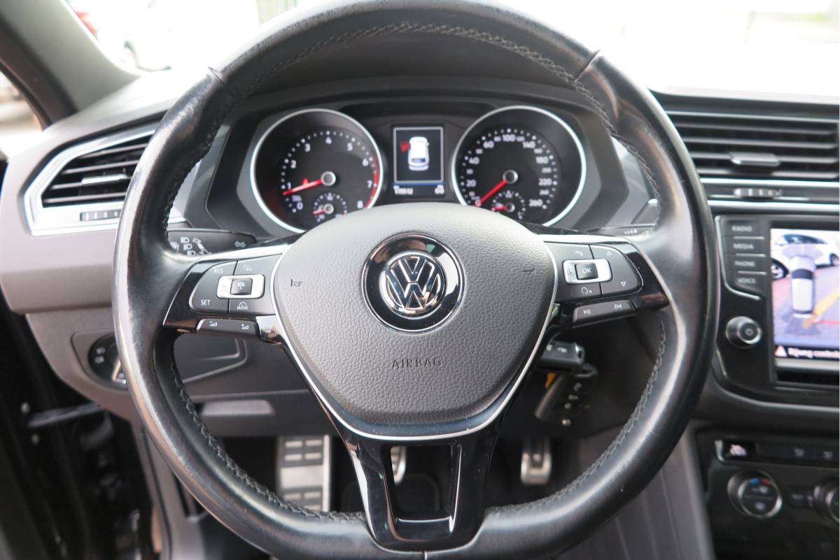 Volkswagen Tiguan Volkswagen Tiguan 1.4 TSI 92kw 125pk R-Line  Connected Series, Trekhaak afneembaar , Lane assist, Cruise control , Carplay , Navi, PDC, Achteruitrijcamera , LMV. Parkeerassistent . etc