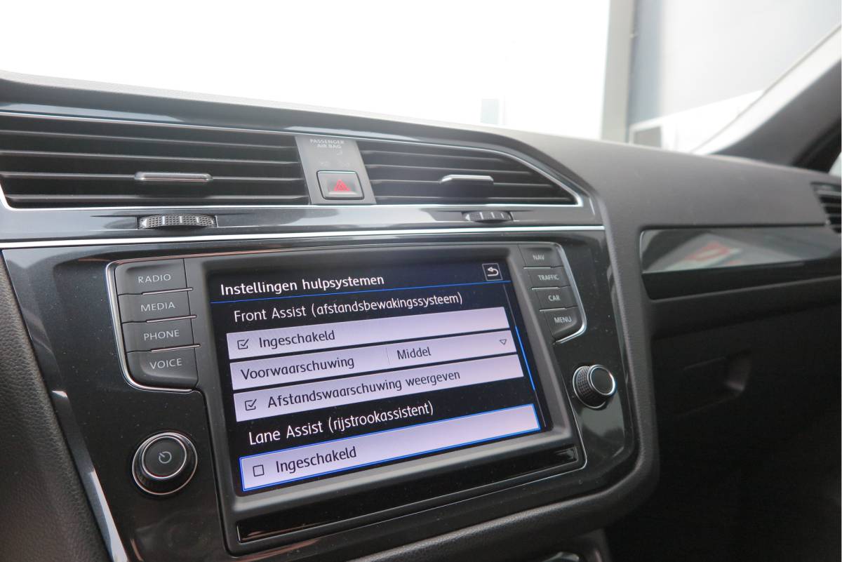 Volkswagen Tiguan Volkswagen Tiguan 1.4 TSI 92kw 125pk R-Line  Connected Series, Trekhaak afneembaar , Lane assist, Cruise control , Carplay , Navi, PDC, Achteruitrijcamera , LMV. Parkeerassistent . etc