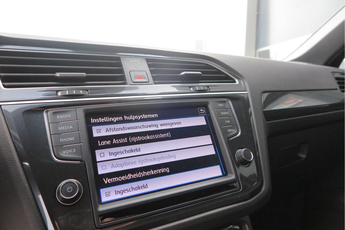 Volkswagen Tiguan Volkswagen Tiguan 1.4 TSI 92kw 125pk R-Line  Connected Series, Trekhaak afneembaar , Lane assist, Cruise control , Carplay , Navi, PDC, Achteruitrijcamera , LMV. Parkeerassistent . etc
