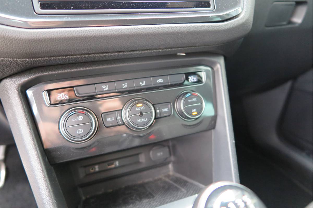 Volkswagen Tiguan Volkswagen Tiguan 1.4 TSI 92kw 125pk R-Line  Connected Series, Trekhaak afneembaar , Lane assist, Cruise control , Carplay , Navi, PDC, Achteruitrijcamera , LMV. Parkeerassistent . etc