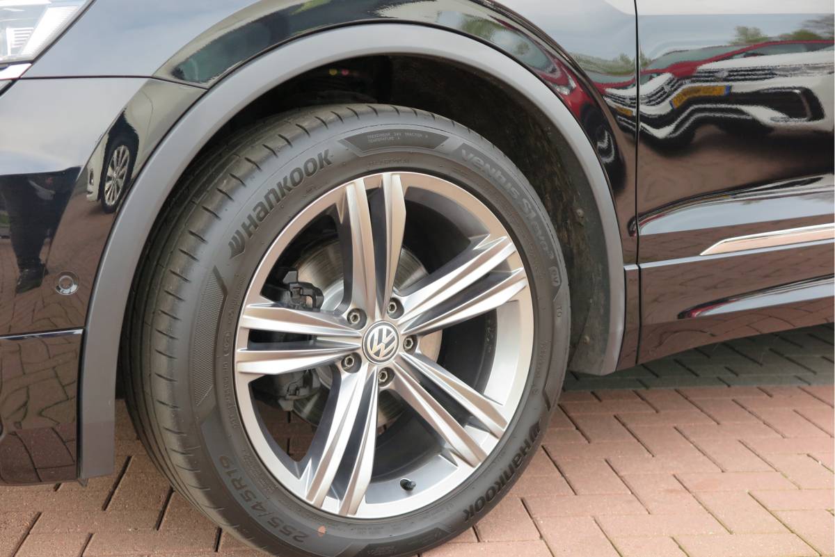 Volkswagen Tiguan Volkswagen Tiguan 1.4 TSI 92kw 125pk R-Line  Connected Series, Trekhaak afneembaar , Lane assist, Cruise control , Carplay , Navi, PDC, Achteruitrijcamera , LMV. Parkeerassistent . etc