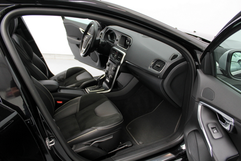 Volvo V40 Volvo V40 1.5 T3 Polar+ Sport 153PK | RIJKLAAR |  R-DESIGN | ALCANTARA/LEER | AUTOMAAT | PANORAMADAK | HARMAN KARDON | AFN.TREKHAAK | PARK.SENSOREN