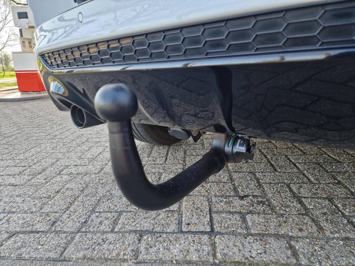 Ford Kuga Ford Kuga 1.5 EcoBoost ST Line|Trekhaak|ACC|Sony|Camera|PDC|Xenon|LED