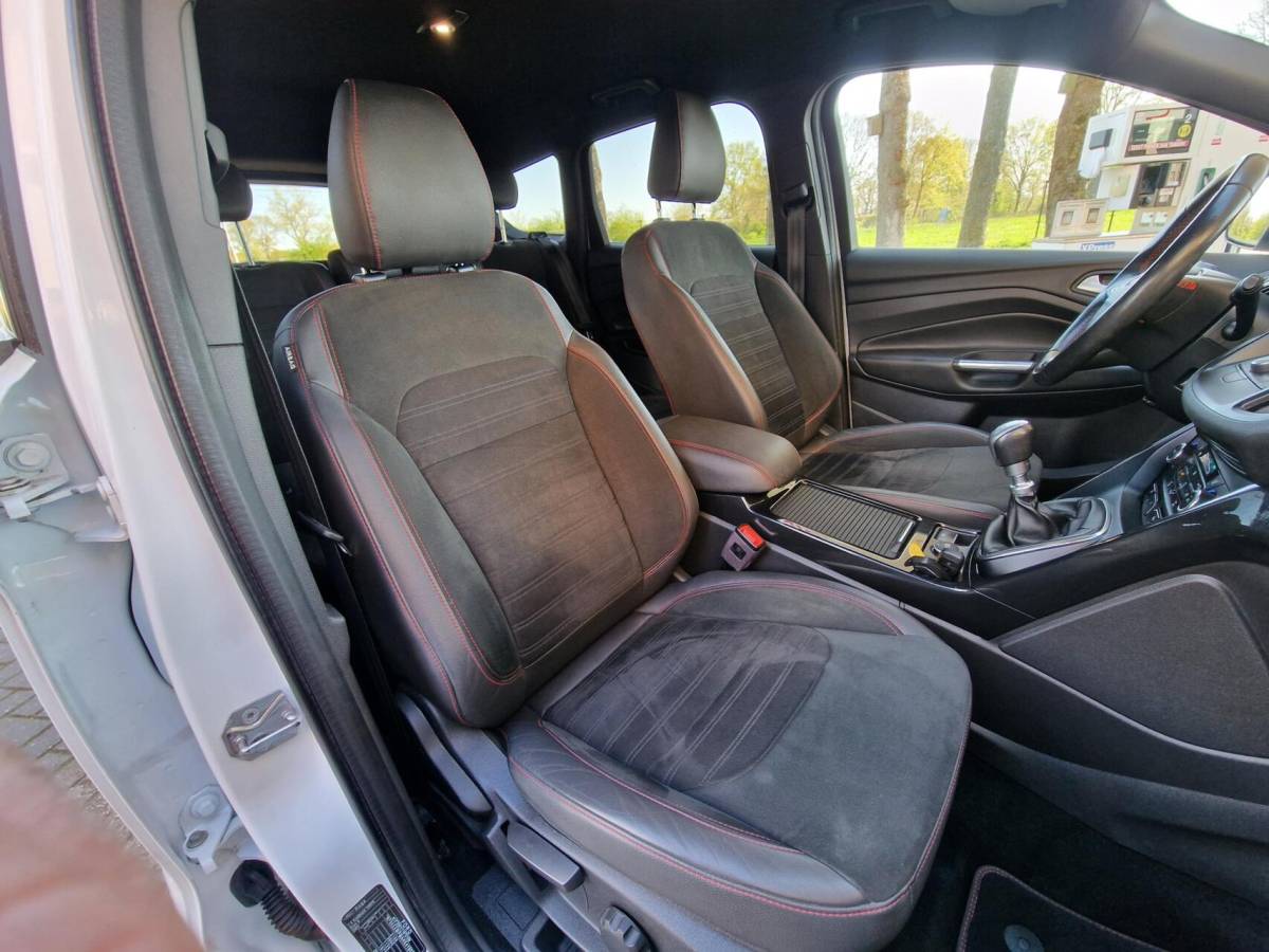 Ford Kuga Ford Kuga 1.5 EcoBoost ST Line|Trekhaak|ACC|Sony|Camera|PDC|Xenon|LED