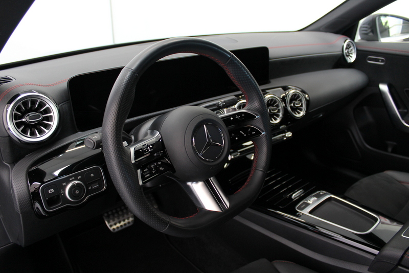 Mercedes-Benz CLA Mercedes-Benz CLA-klasse 180 AMG Line 136PK, SFEERVERLICHTING | STUUR/STOELVERWARMING | MBUX | LED