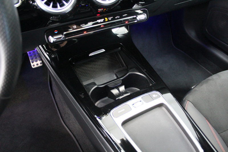 Mercedes-Benz CLA Mercedes-Benz CLA-klasse 180 AMG Line 136PK, SFEERVERLICHTING | STUUR/STOELVERWARMING | MBUX | LED