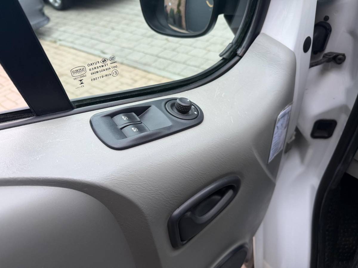 Opel Vivaro Opel Vivaro 2.0 CDTI L2H1 Lang 3 persoons Airco Cruise Navi Elk.Ramen zeer nette