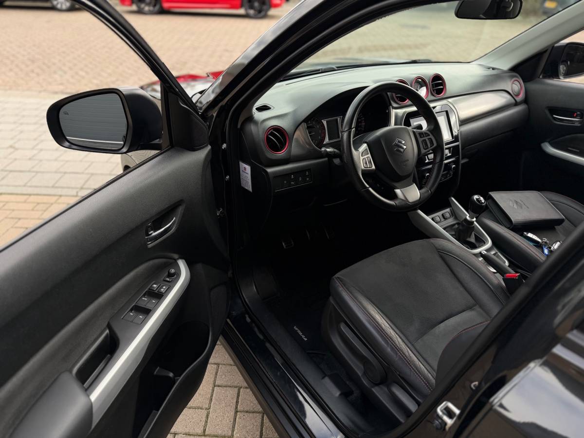 Suzuki Vitara Suzuki Vitara 1.4 S Boosterjet SUV 140PK Airco Navi Cruise Control Keyless Entry Camera Elk.Ramen Trekhaak zeer nette!!