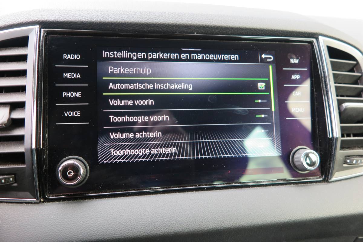Škoda Karoq ŠKODA Karoq 1.5 TSI 150pk DSG ACT Business Edition Plus Trekhaak ,Side assist , Lane assist , Adaptive cruise, Stoelverwarming ,Navi, PDC , Camera etc. .