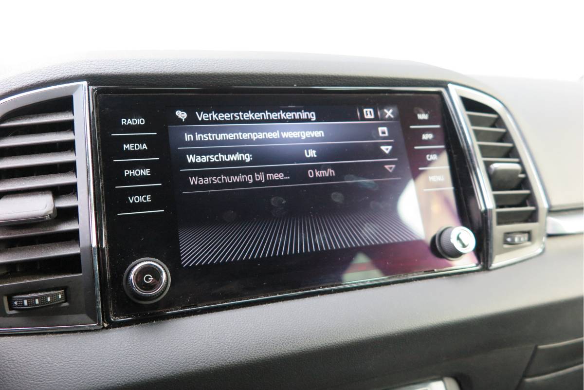 Škoda Karoq ŠKODA Karoq 1.5 TSI 150pk DSG ACT Business Edition Plus Trekhaak ,Side assist , Lane assist , Adaptive cruise, Stoelverwarming ,Navi, PDC , Camera etc. .