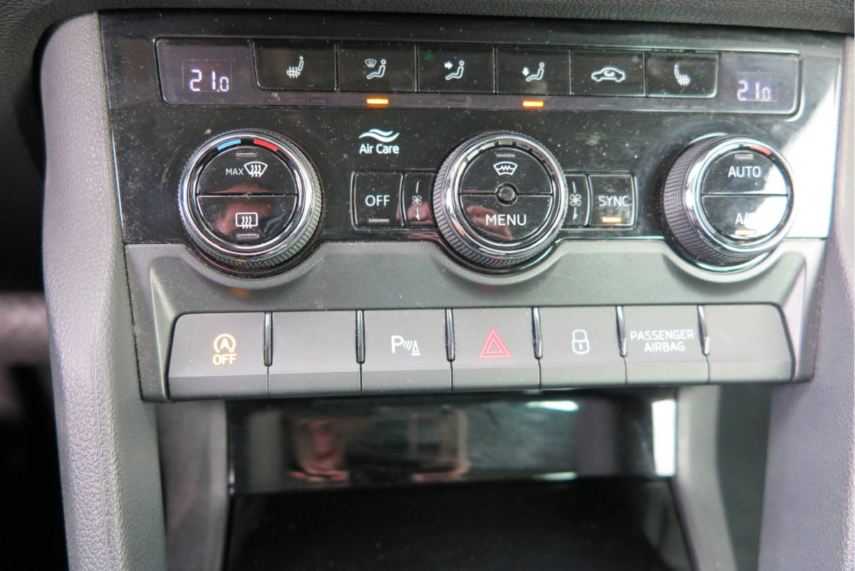 Škoda Karoq ŠKODA Karoq 1.5 TSI 150pk DSG ACT Business Edition Plus Trekhaak ,Side assist , Lane assist , Adaptive cruise, Stoelverwarming ,Navi, PDC , Camera etc. .