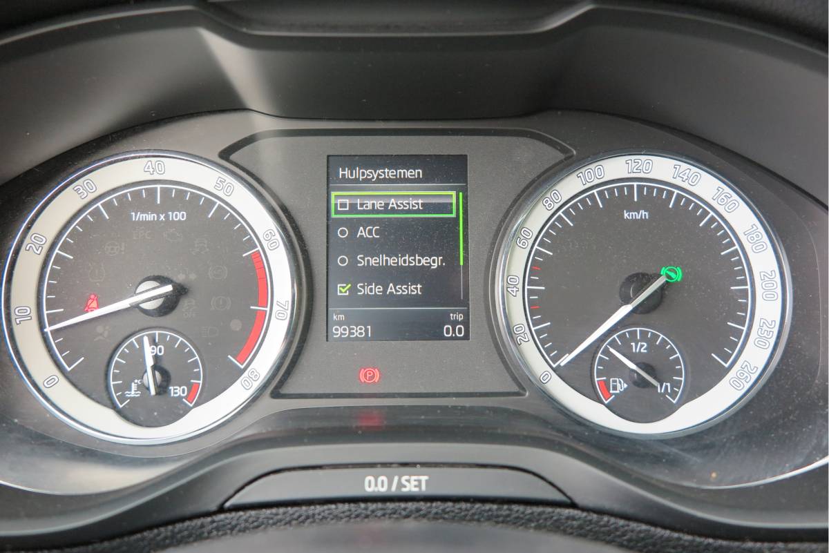 Škoda Karoq ŠKODA Karoq 1.5 TSI 150pk DSG ACT Business Edition Plus Trekhaak ,Side assist , Lane assist , Adaptive cruise, Stoelverwarming ,Navi, PDC , Camera etc. .