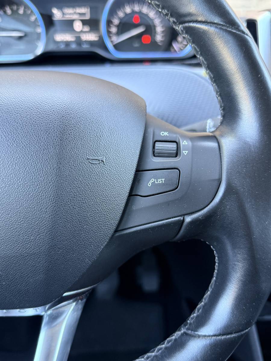 Peugeot 2008 PEUGEOT 2008 1.2 PureTech Allure·Climate·Cruise·Bluetooth·17 inch velgen