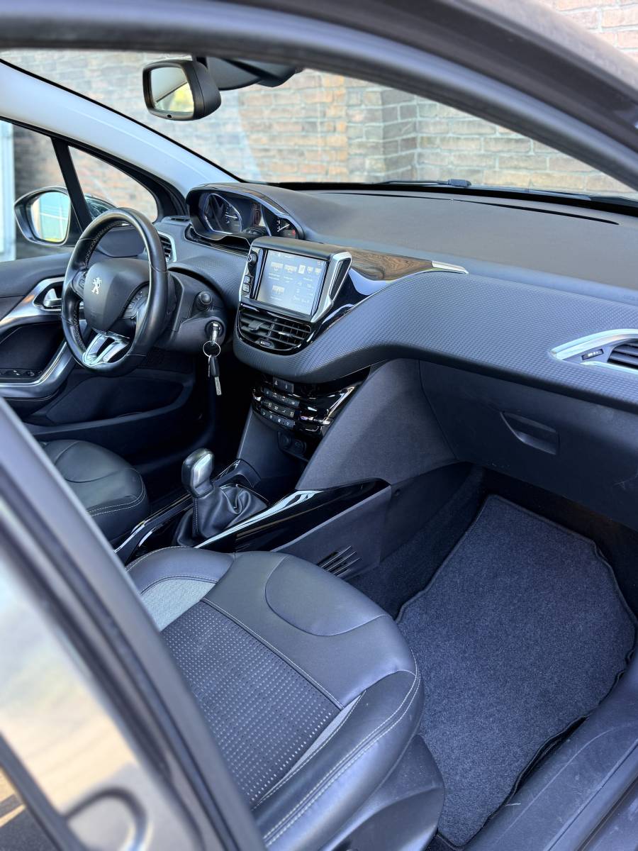 Peugeot 2008 PEUGEOT 2008 1.2 PureTech Allure·Climate·Cruise·Bluetooth·17 inch velgen