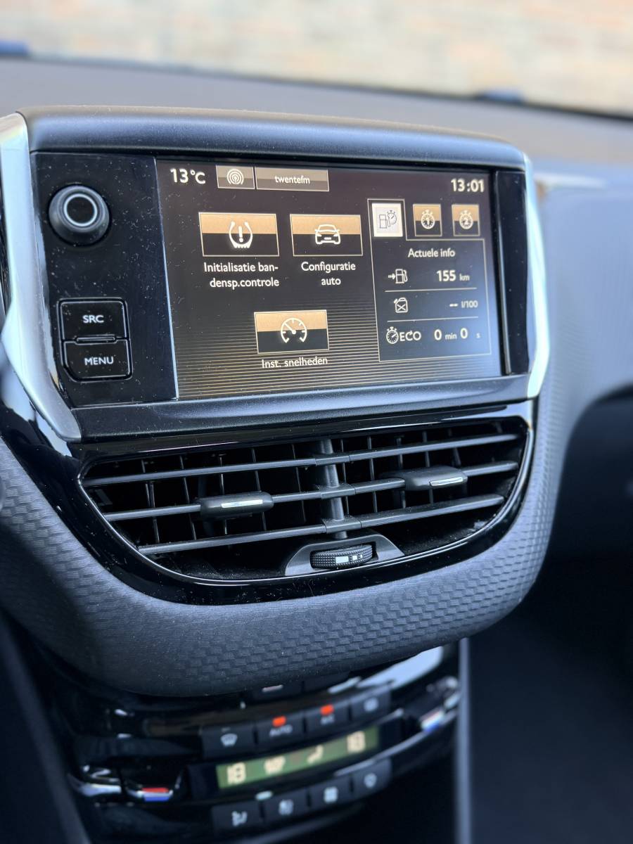 Peugeot 2008 PEUGEOT 2008 1.2 PureTech Allure·Climate·Cruise·Bluetooth·17 inch velgen