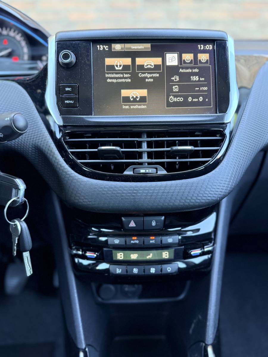 Peugeot 2008 PEUGEOT 2008 1.2 PureTech Allure·Climate·Cruise·Bluetooth·17 inch velgen