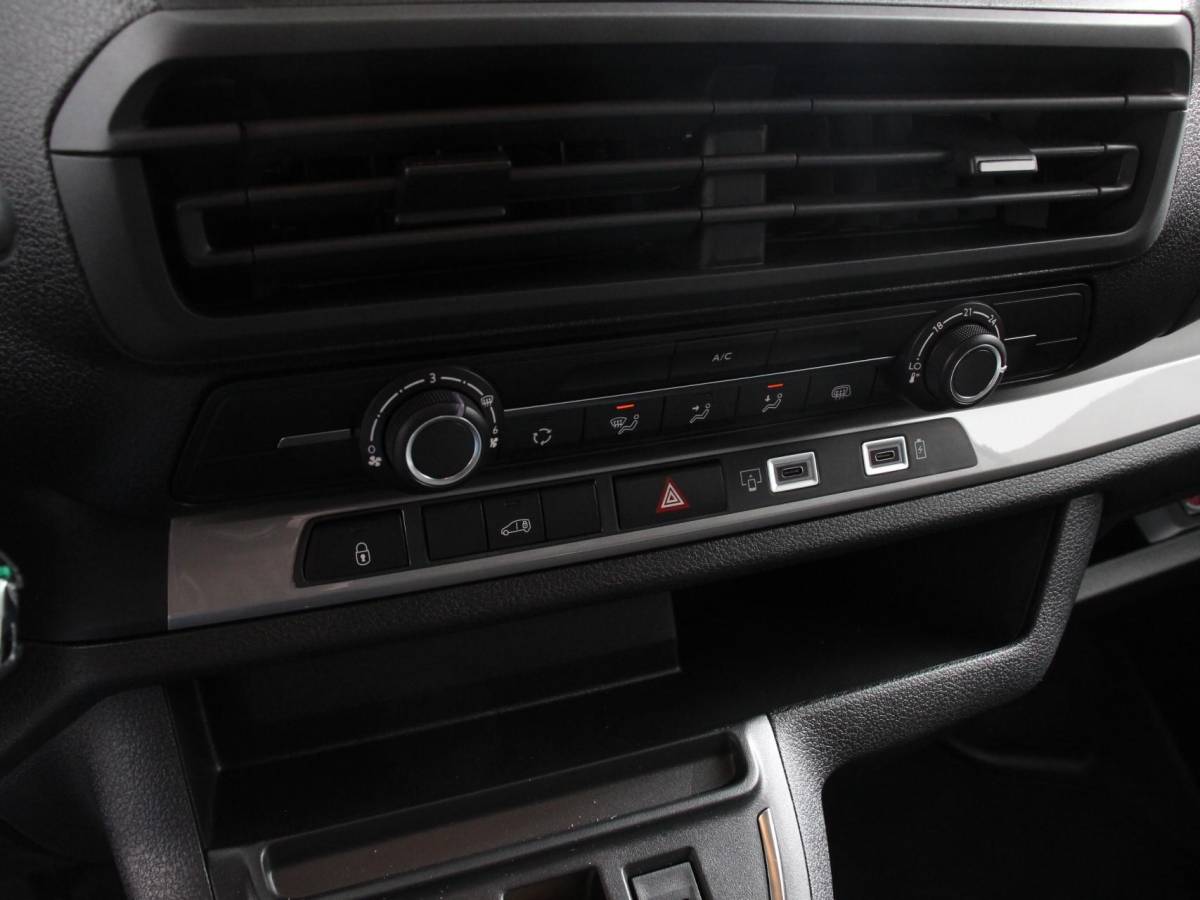 Opel Vivaro Opel Vivaro 2.0 BlueHDi 180 S&S L3 Automaat Apple Carplay /  Android Auto Parkeersensoren V+A Trekhaak Camera Navigatie Cruise Control LED koplampen houten afwerking laadruimte