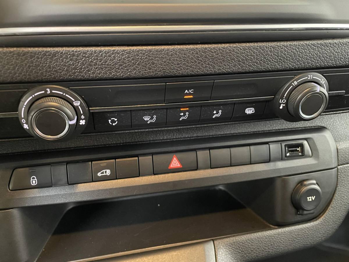 Opel Vivaro Opel Vivaro 145pk Automaat L2H1 Sport Edition Navigatie Trekhaak Cruise control Airco 3-zits Euro6