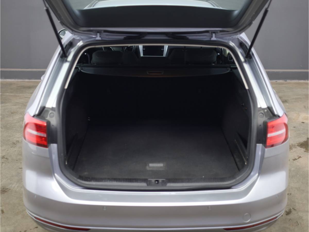 Volkswagen Passat Volkswagen Passat Variant 1.6 TDI Comfortline | elektrische trekhaak | Navigatie | Achteruitrijcamera | Adaptive cruise control |
