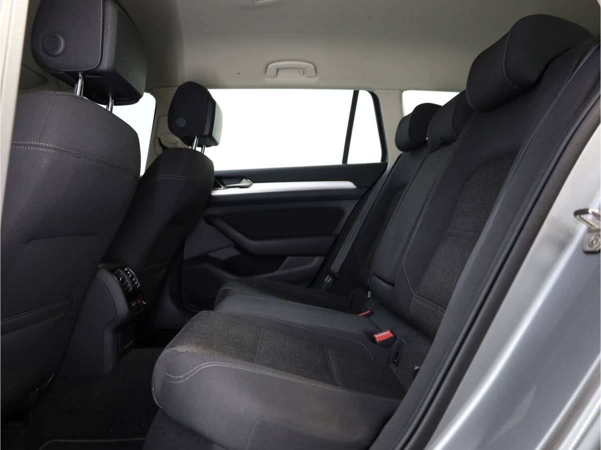 Volkswagen Passat Volkswagen Passat Variant 1.6 TDI Comfortline | elektrische trekhaak | Navigatie | Achteruitrijcamera | Adaptive cruise control |