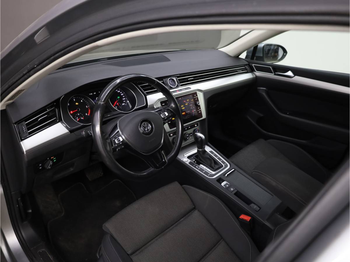Volkswagen Passat Volkswagen Passat Variant 1.6 TDI Comfortline | elektrische trekhaak | Navigatie | Achteruitrijcamera | Adaptive cruise control |