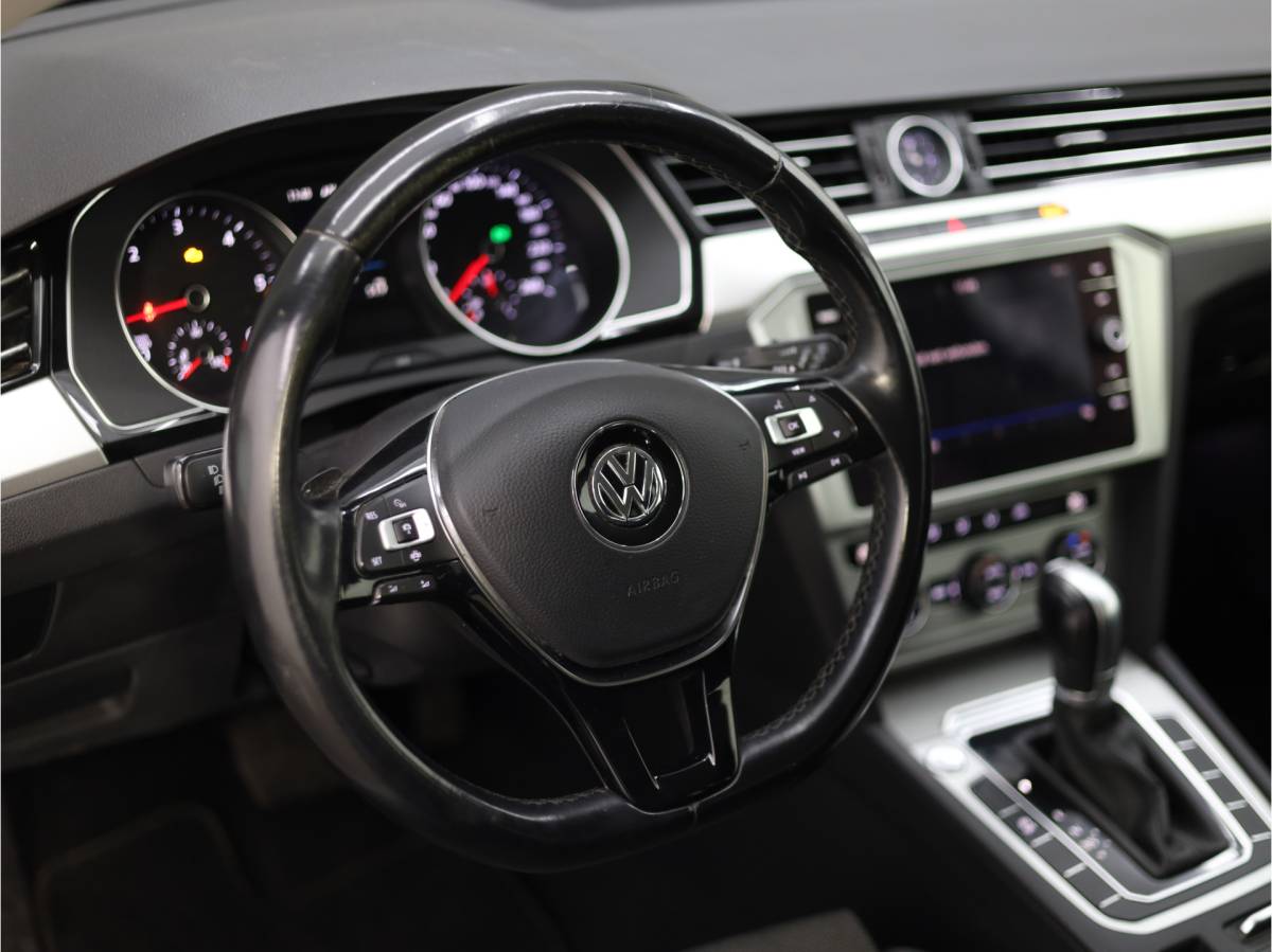Volkswagen Passat Volkswagen Passat Variant 1.6 TDI Comfortline | elektrische trekhaak | Navigatie | Achteruitrijcamera | Adaptive cruise control |