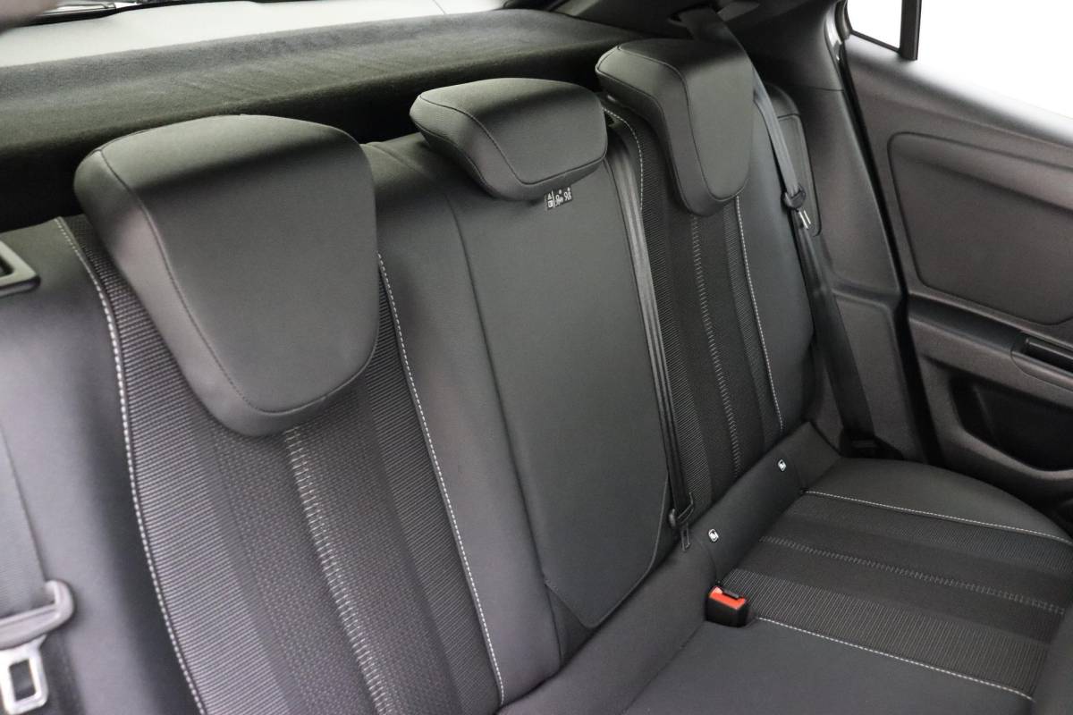 Opel Mokka Opel Mokka 1.2 Turbo GS 130 PK Automaat | Navigatie | Camera | Climate control | DAB Radio | Zwart dak | Getint glas | Lichtmetalen velgen Black