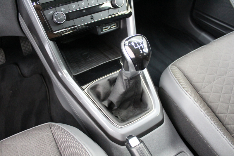 Volkswagen T-Cross Volkswagen T-Cross 1.0 TSI R-LINE 116PK, RIJKLAAR!! CAMERA | NAVI | CARPLAY | CRUISE
