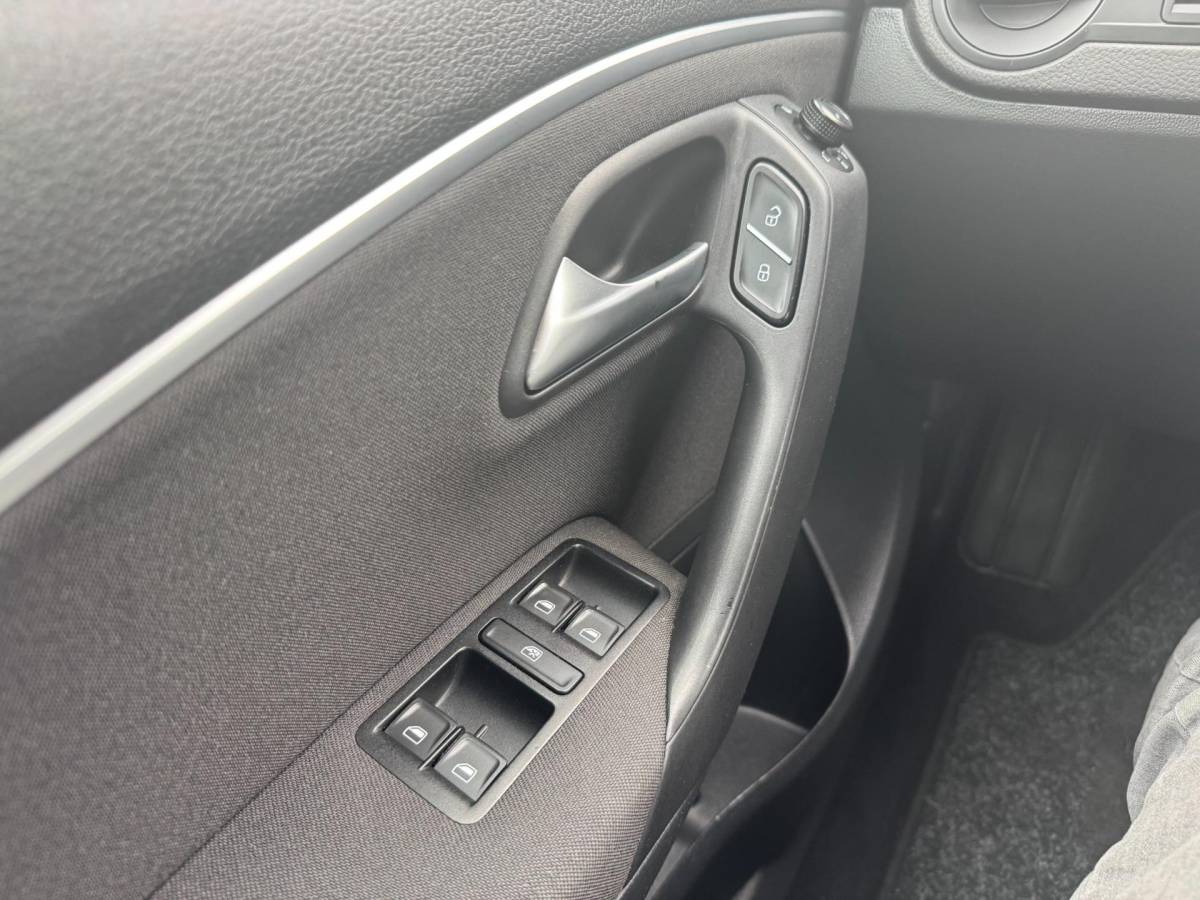 Volkswagen Polo Volkswagen Polo 1.2 TSI Comfortline Business R CARPLAY!!