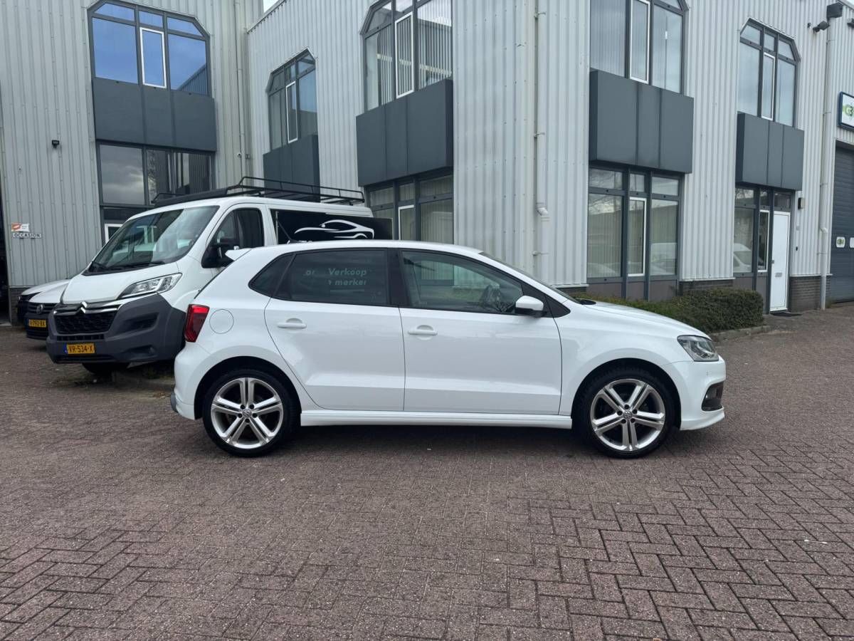 Volkswagen Polo Volkswagen Polo 1.2 TSI Comfortline Business R CARPLAY!!