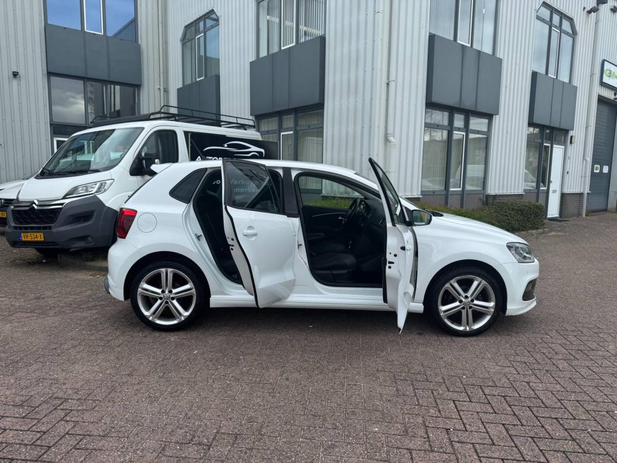 Volkswagen Polo Volkswagen Polo 1.2 TSI Comfortline Business R CARPLAY!!