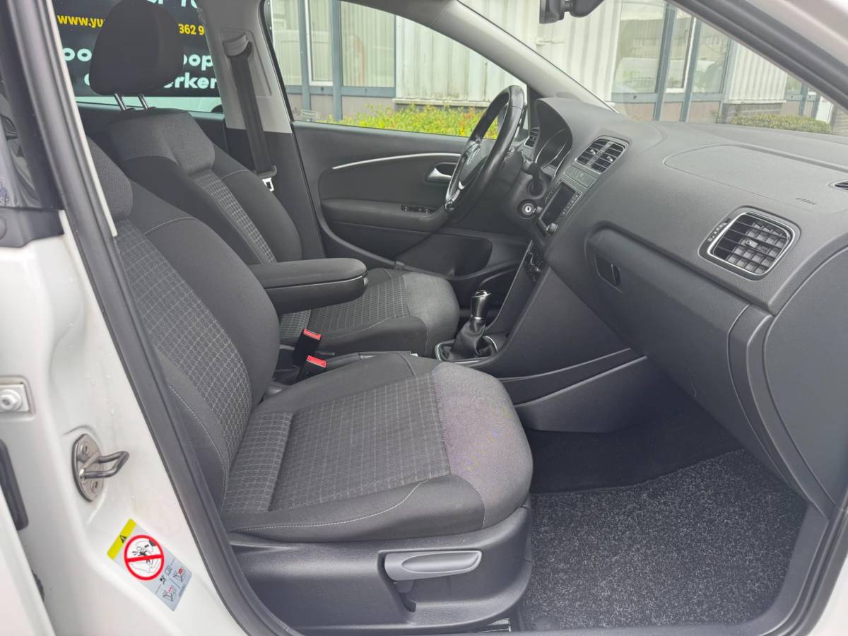 Volkswagen Polo Volkswagen Polo 1.2 TSI Comfortline Business R CARPLAY!!