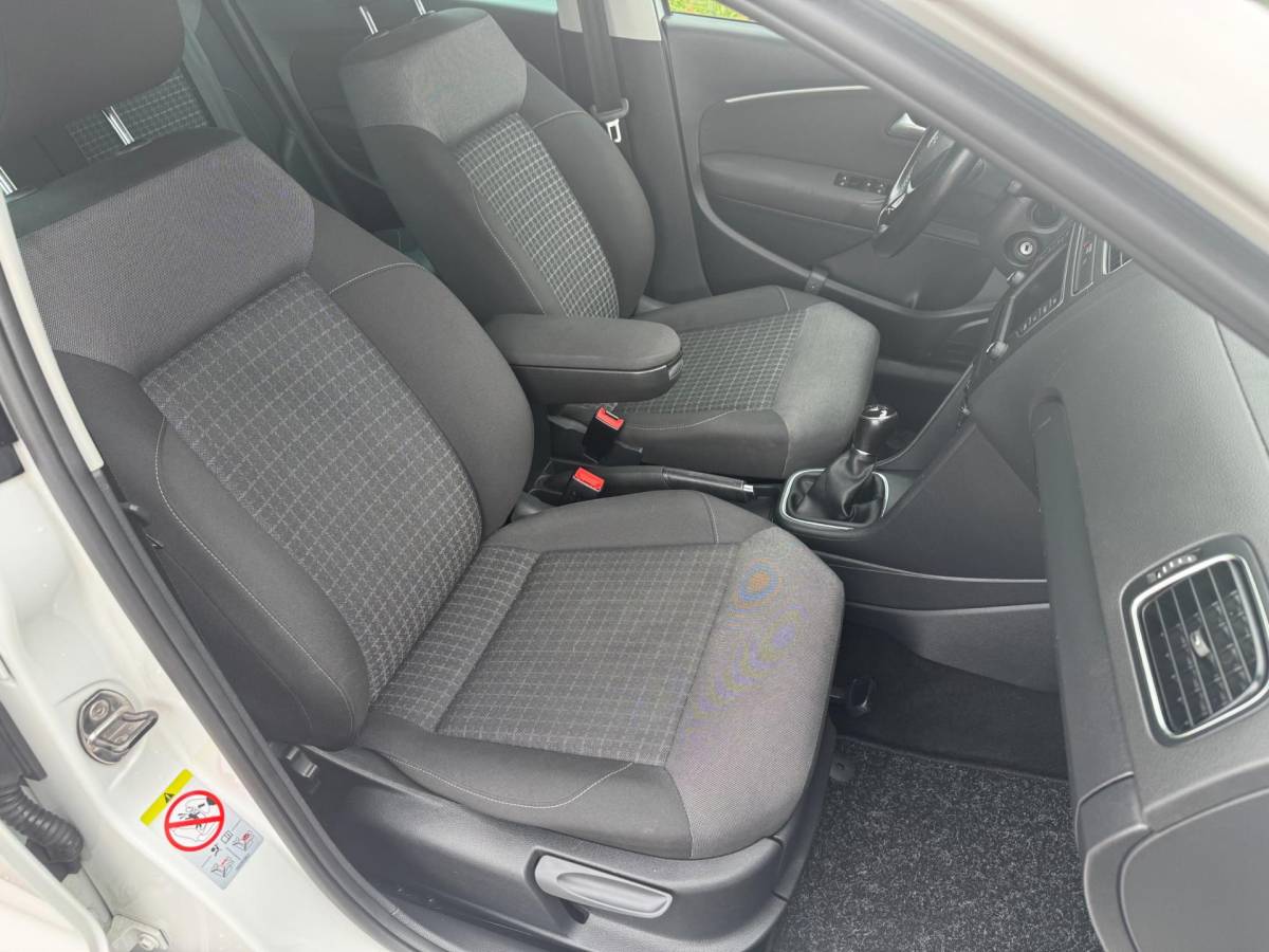 Volkswagen Polo Volkswagen Polo 1.2 TSI Comfortline Business R CARPLAY!!