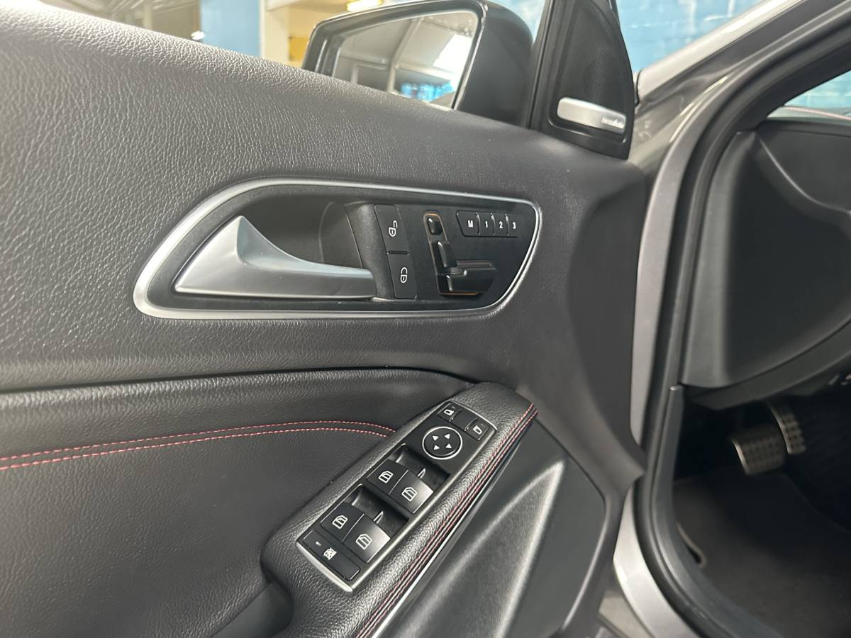 Mercedes-Benz A-Klasse Mercedes-Benz A-klasse AMG 45 4MATIC AMG SPORT / LEER / LMV /470pk Auto rijd goed