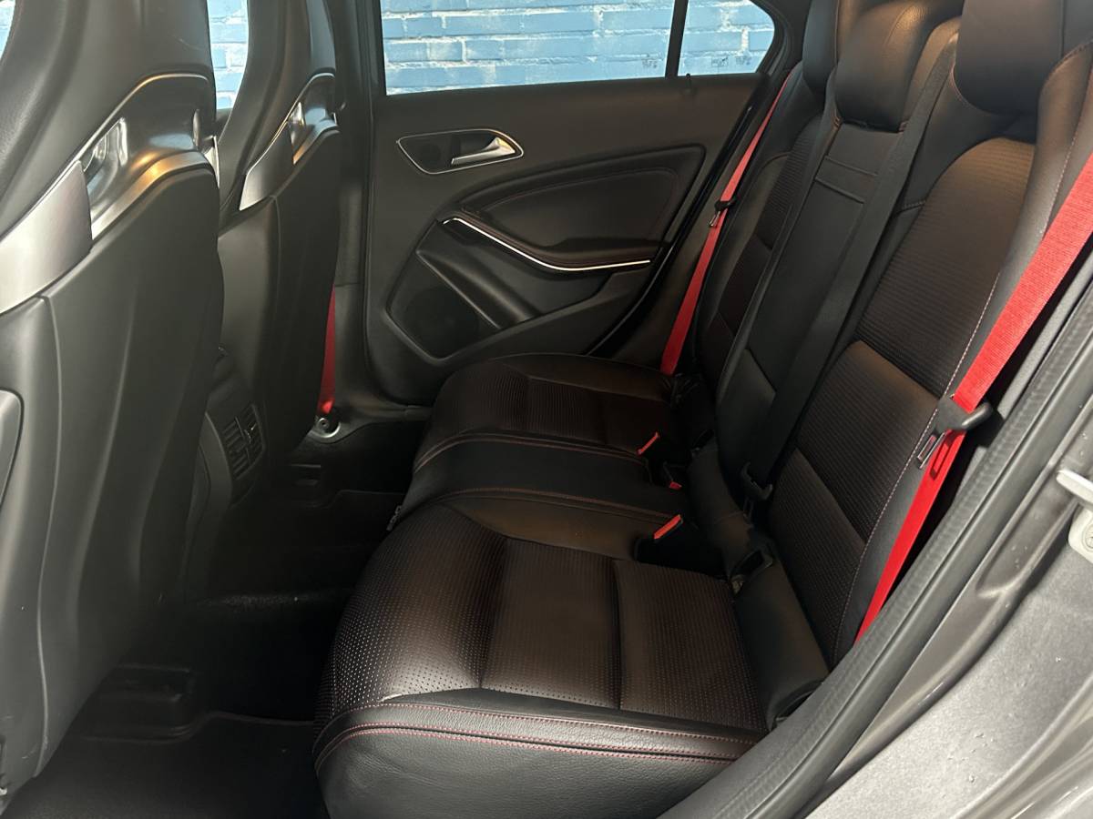 Mercedes-Benz A-Klasse Mercedes-Benz A-klasse AMG 45 4MATIC AMG SPORT / LEER / LMV /470pk Auto rijd goed