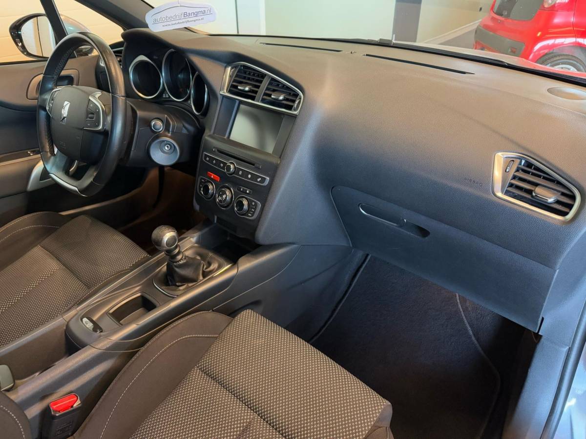 DS DS 4 DS 4 1.2 PureTech CHIC/APPLE CARPLAY/CLIMA AIRCO/NAVIGATIE/LM-VELG/ISOFIX/TREKHAAK/nwe D-riem/nwe APK+O.H.beurt/ZEER NETTE STAAT