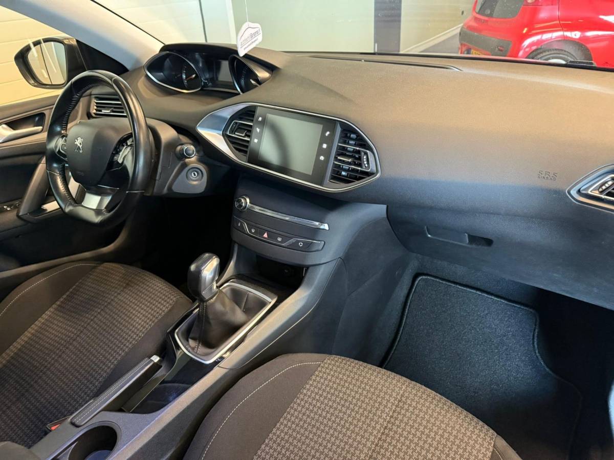 Peugeot 308 Peugeot 308 SW 1.2 PureTech BLUE LEASE EXECUTIVE/CLIMA AIRCO/NAVIGATIE/ISOFIX/LM-VELG/PANORAMADAK/APPLE CARPLAY/CRUISECONROL/TREKH
