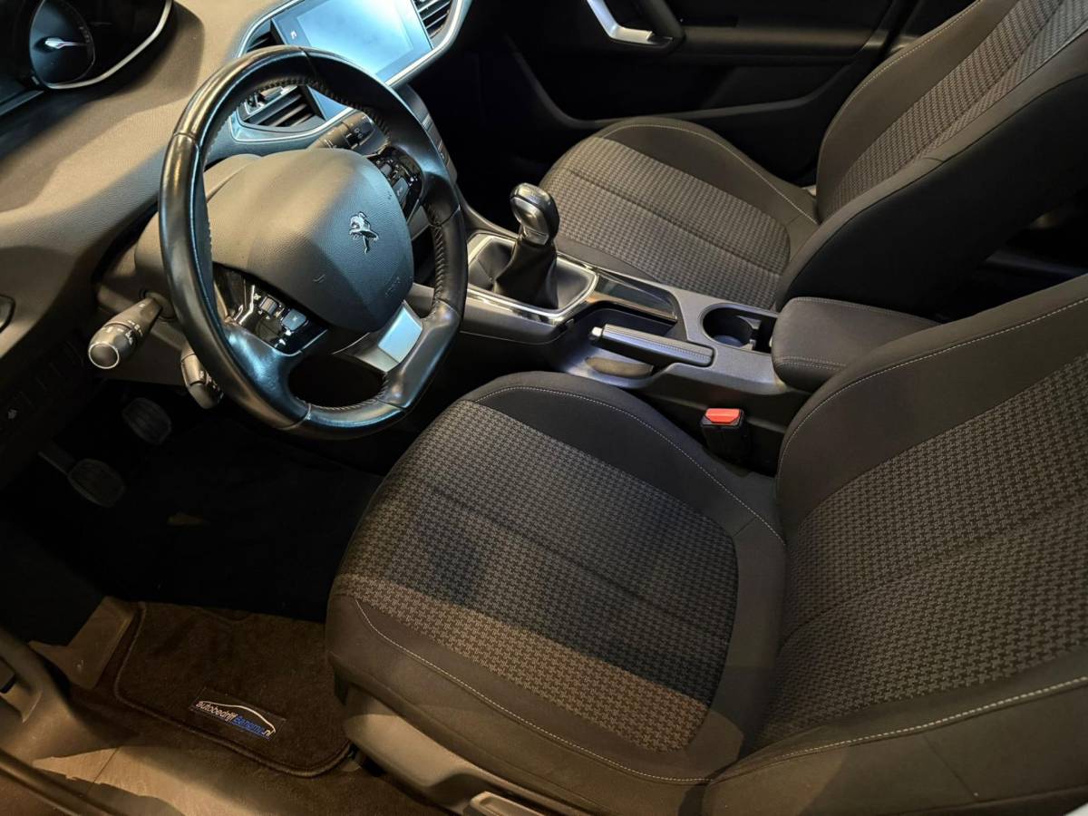Peugeot 308 Peugeot 308 SW 1.2 PureTech BLUE LEASE EXECUTIVE/CLIMA AIRCO/NAVIGATIE/ISOFIX/LM-VELG/PANORAMADAK/APPLE CARPLAY/CRUISECONROL/TREKH