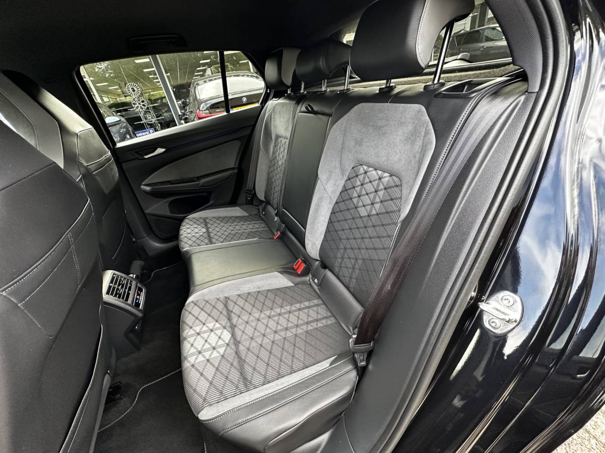 Volkswagen Golf Volkswagen Golf 1.5 eTSI R-Line Lmv Adcruise Pdc Applecarplay Navi Acamera Automaat Nap