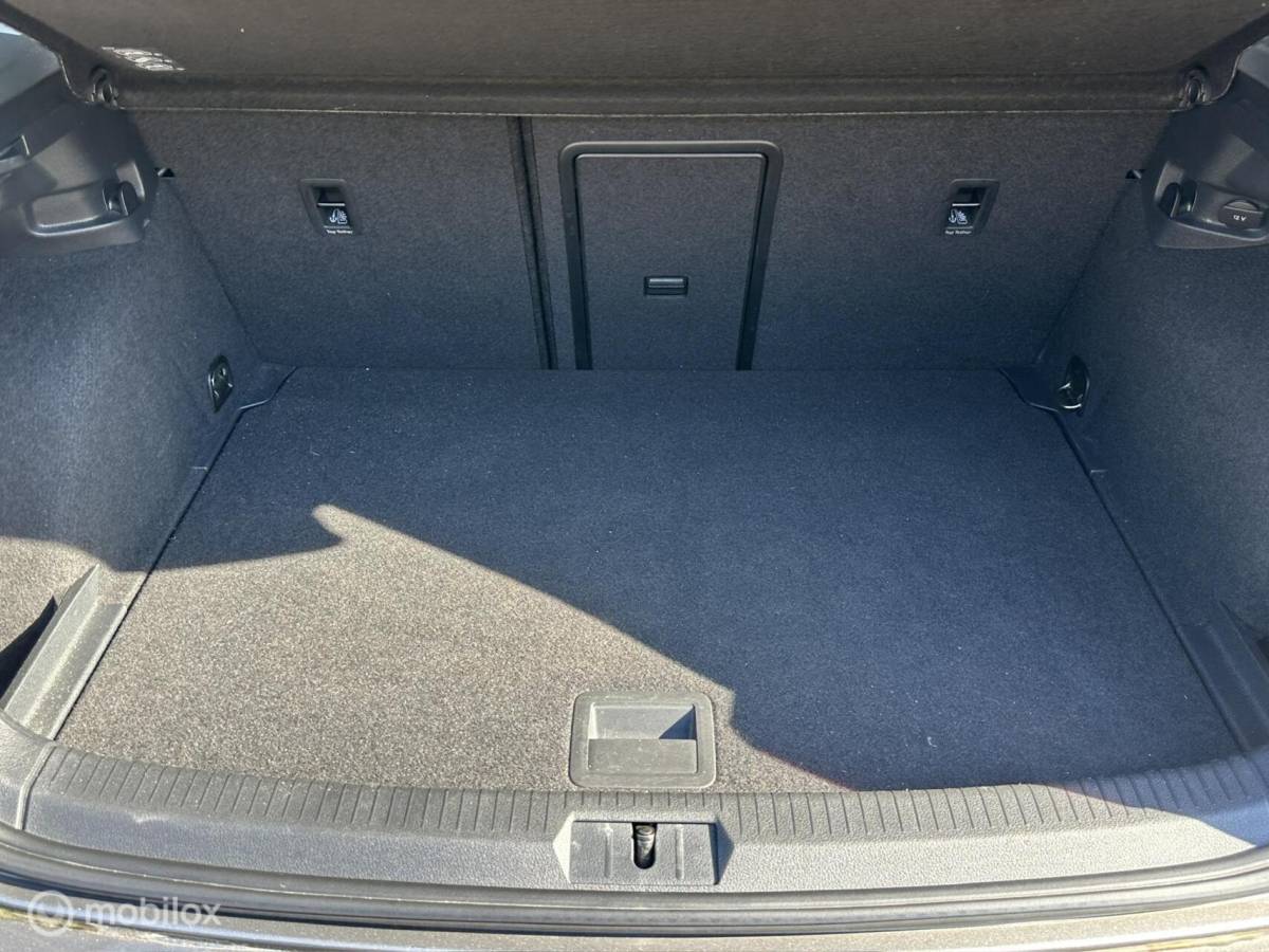 Volkswagen Golf Volkswagen Golf 1.2 TSI DSG Lounge Edition CLIMA*CRUISE*PDC*