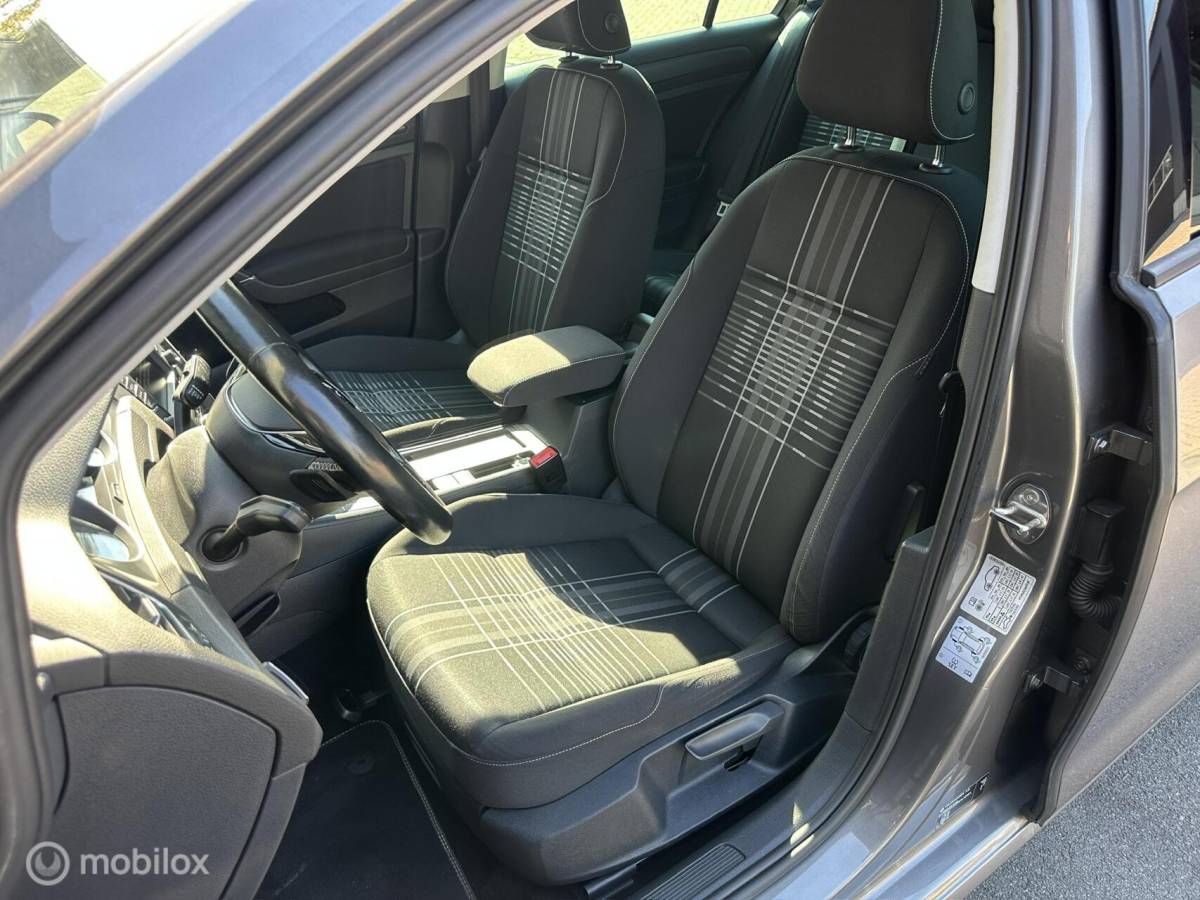 Volkswagen Golf Volkswagen Golf 1.2 TSI DSG Lounge Edition CLIMA*CRUISE*PDC*