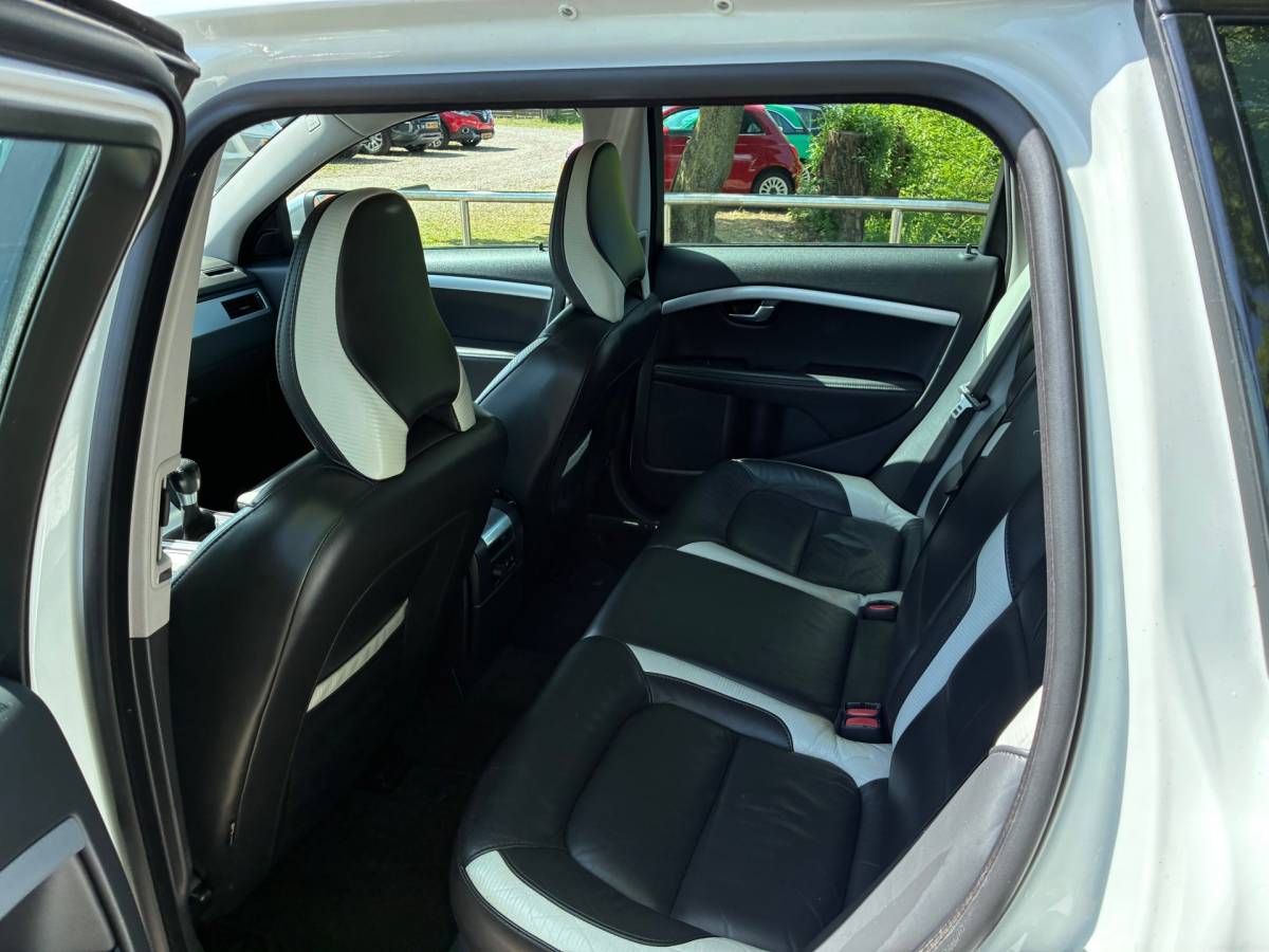 Volvo V70 Volvo V70 2.5T Summum | R-Design + Clima + Cruise + Leder nu € 10.975,-!!!