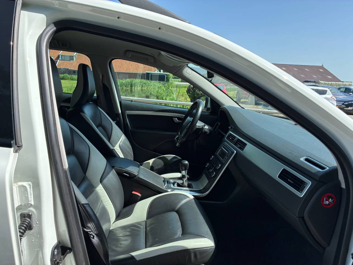 Volvo V70 Volvo V70 2.5T Summum | R-Design + Clima + Cruise + Leder nu € 10.975,-!!!