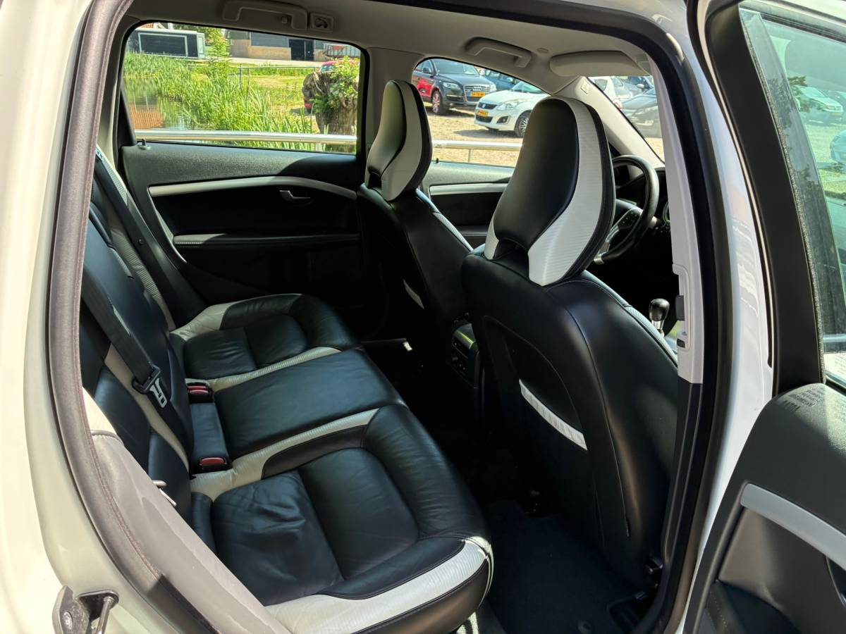 Volvo V70 Volvo V70 2.5T Summum | R-Design + Clima + Cruise + Leder nu € 10.975,-!!!