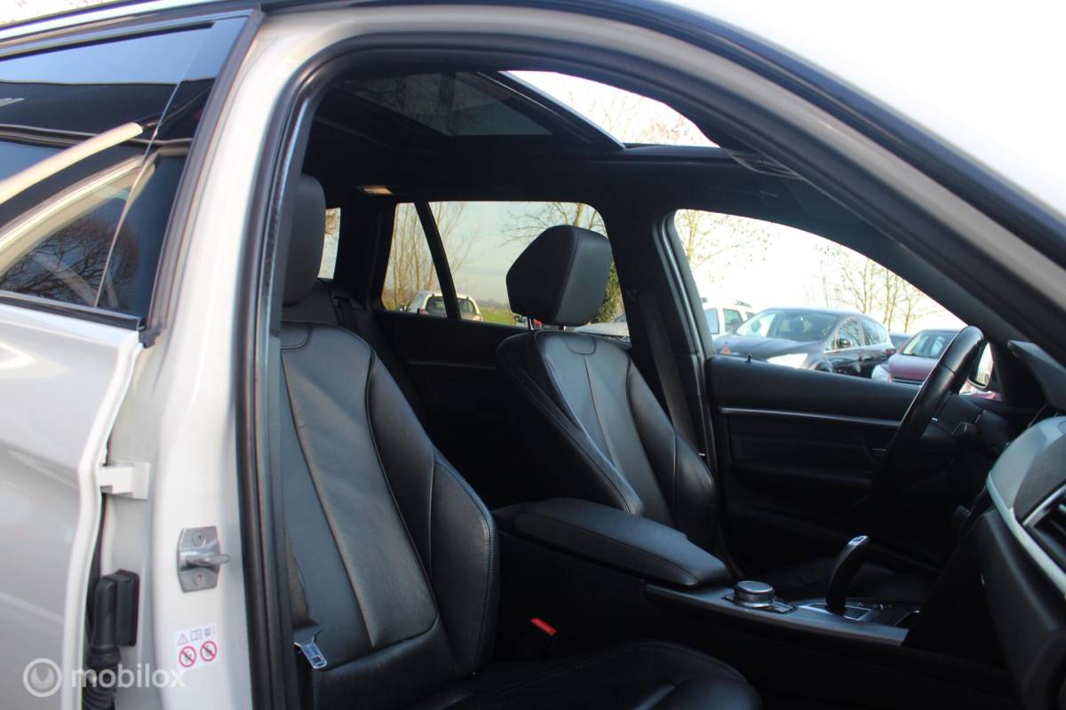 BMW 3 Serie BMW 3-serie Touring 318i M Sport Panodak/Leder/Led/Trekhaak/NAP