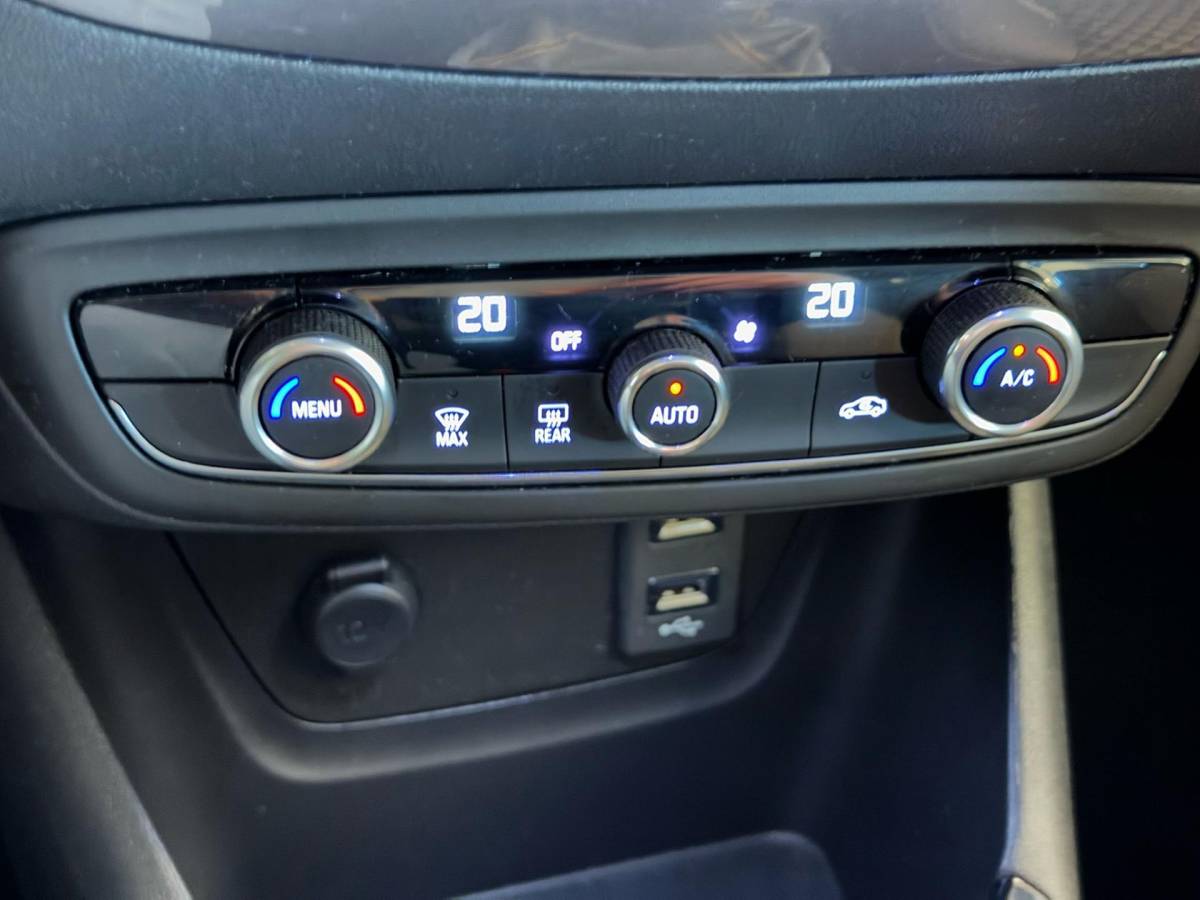 Opel Crossland X Opel Crossland X 1.2 TURBO ONLINE EDITION|CLIMA AIRCO|NAVIGATIE|LM-VELG|CRUISE CONTROL|ISOFIX|2eEIGENAAR|98.732 km NAP|nwe D-RIEM!