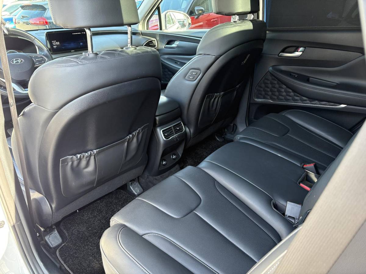 Hyundai Santa Fe Hyundai Santa Fe 1.6 T-GDI PHEV Premium Sky 7p. | Afneembare trekhaak | Panoramadak | Stoelverwarming | Adaptive cruise control | Camera | KRELL