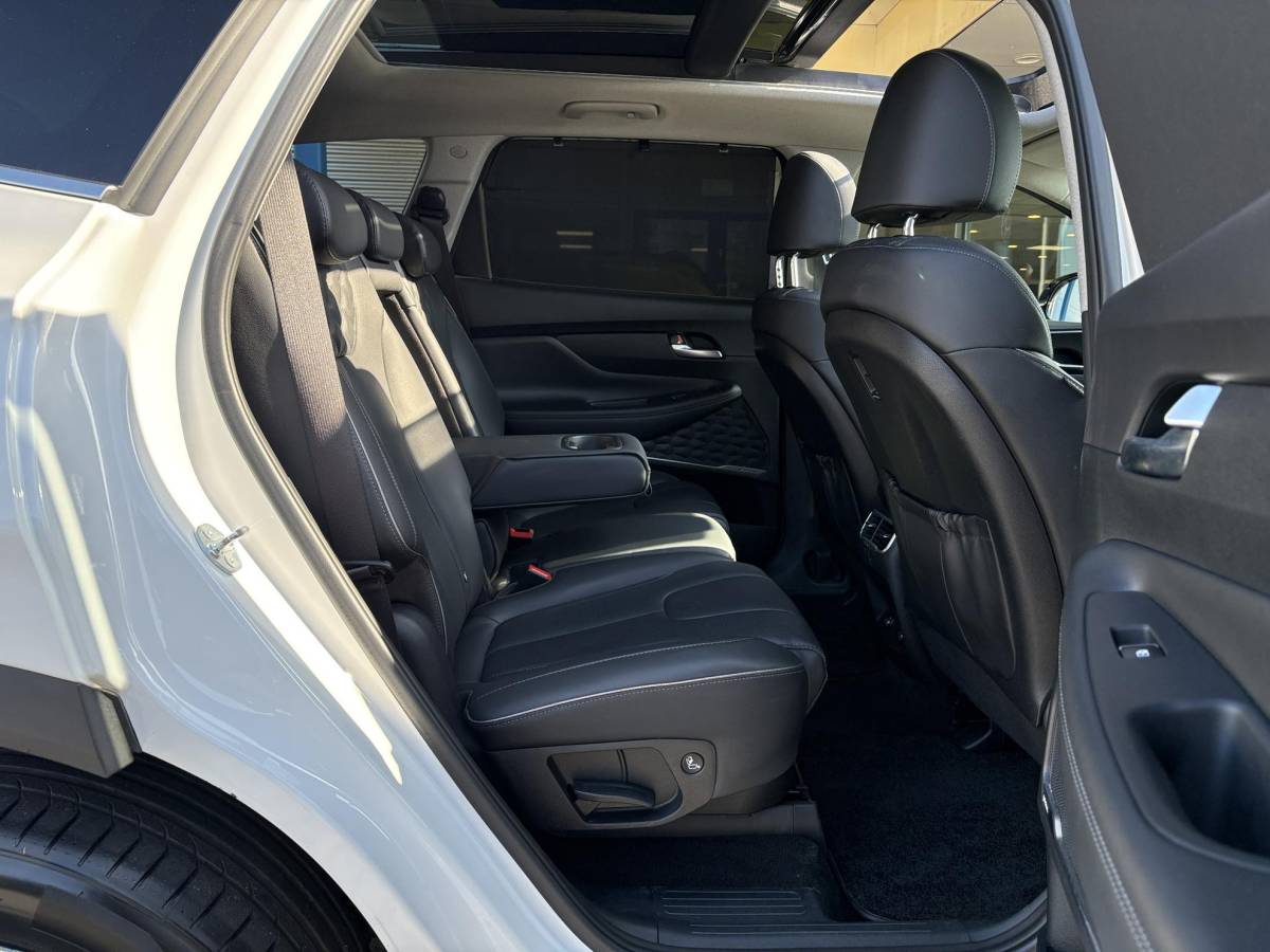 Hyundai Santa Fe Hyundai Santa Fe 1.6 T-GDI PHEV Premium Sky 7p. | Afneembare trekhaak | Panoramadak | Stoelverwarming | Adaptive cruise control | Camera | KRELL