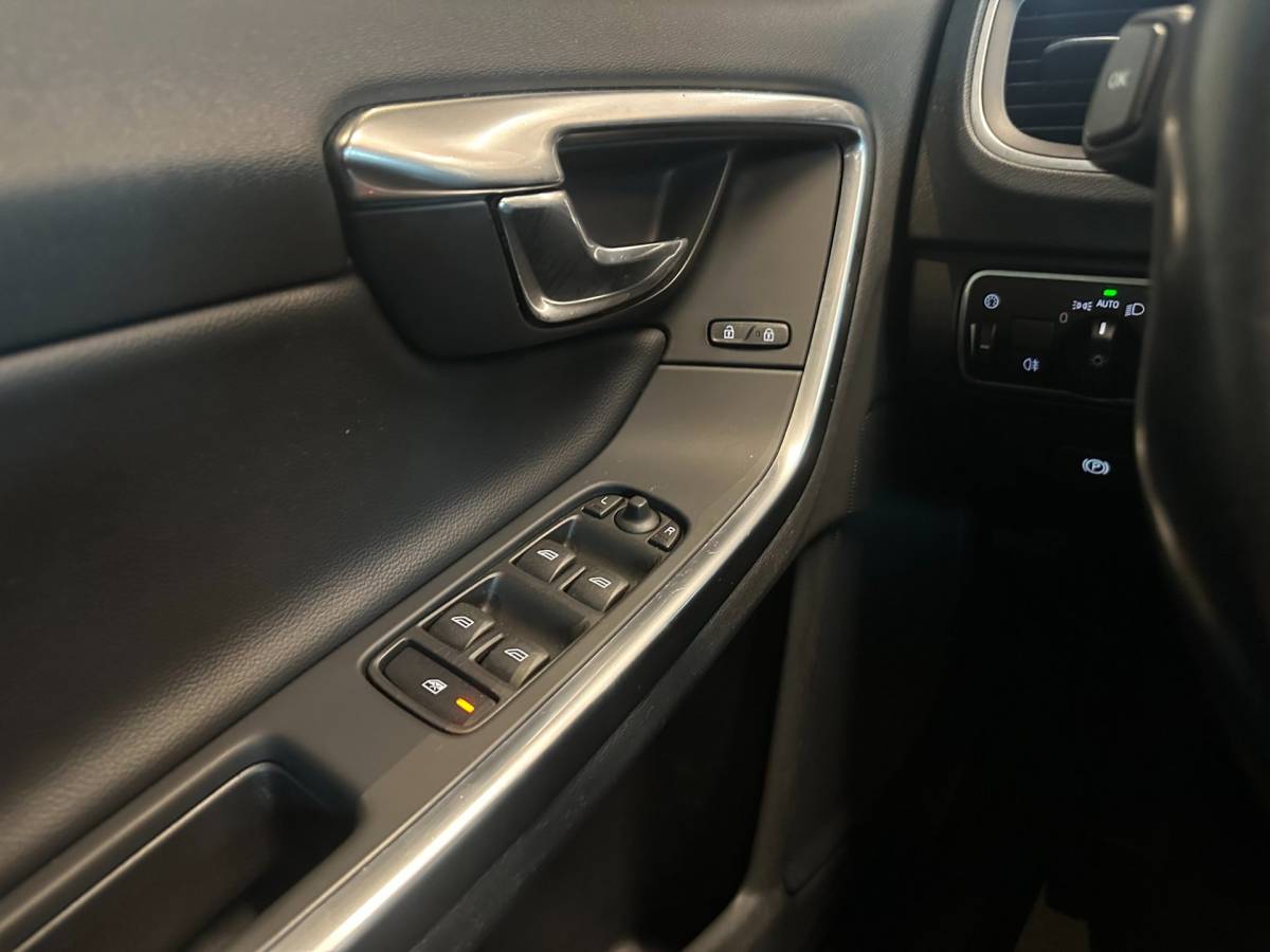 Volvo V60 Volvo V60 1.6 D2 KINETIC-uitv/CLIMA AIRCO/NAVIGATIE/CRUISE CONTROL/LM-VELGEN/AUX/BLUETOOTH/ISOFIX/TREKHAAK/APK+OH BIJ AFLEVERING