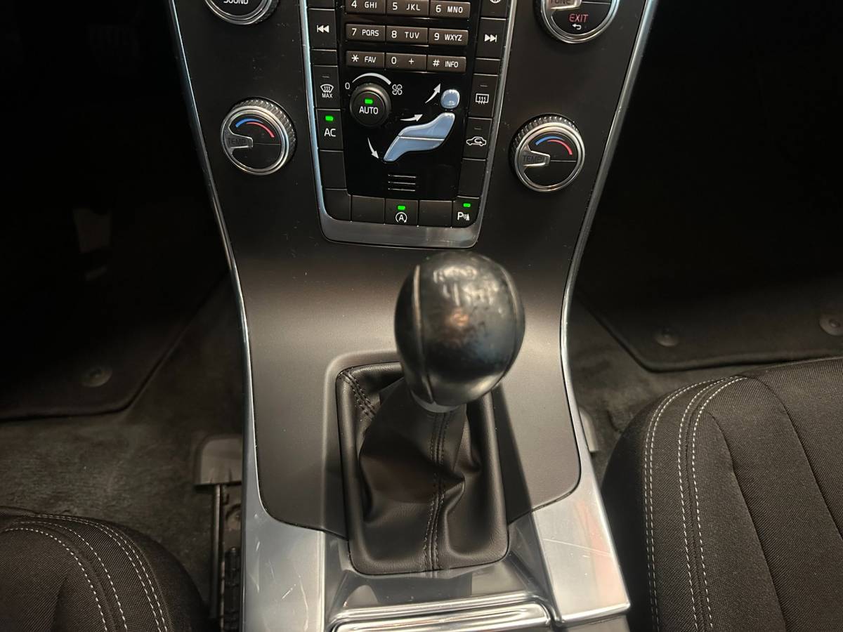 Volvo V60 Volvo V60 1.6 D2 KINETIC-uitv/CLIMA AIRCO/NAVIGATIE/CRUISE CONTROL/LM-VELGEN/AUX/BLUETOOTH/ISOFIX/TREKHAAK/APK+OH BIJ AFLEVERING